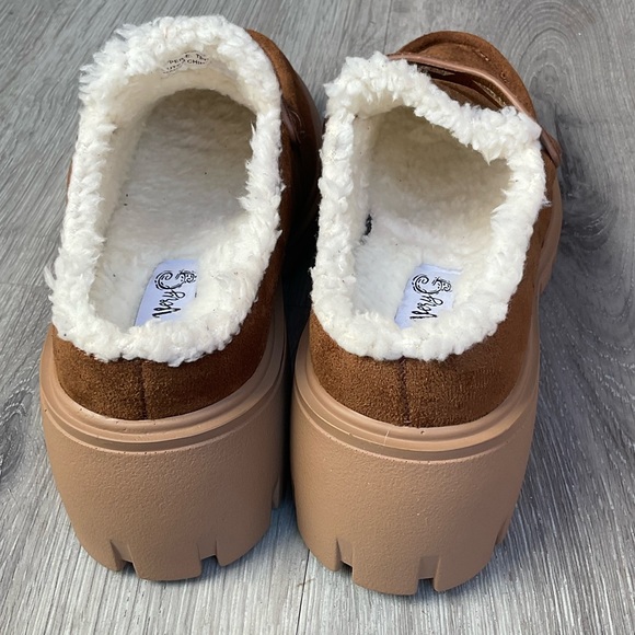 Brown fqux suede slip on loafers with fuzzy cotton inside. TTS Very G brand - Picture 4 of 5
